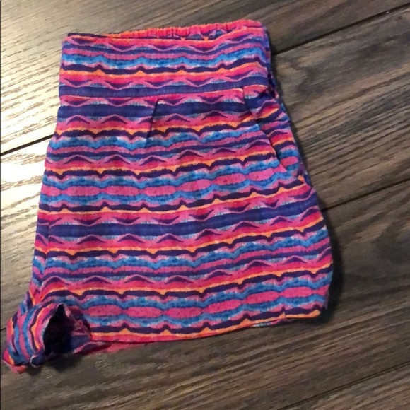 Kirra patterned short shorts with pockets! - Picture 4 of 4